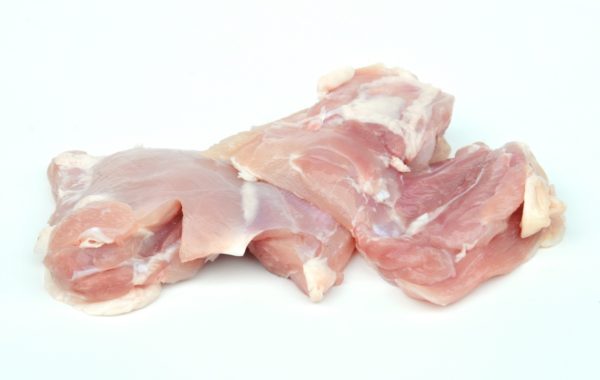 Hähnchenoberkeulenfleisch ohne Knochen und mit Haut